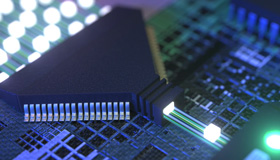 Rendering einer Platine mit Mikroprozessoren, die durch Würfel symbolisierten Datenstrom verarbeiten 